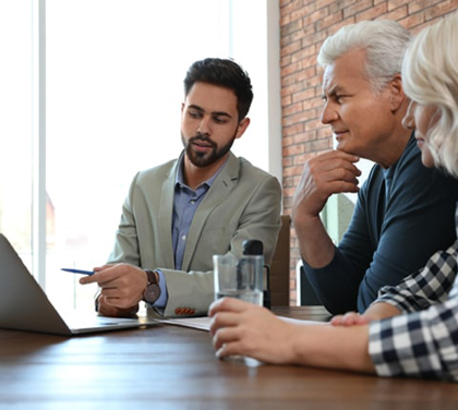 Proche aidant offrant un soutien émotionnel et physique à une personne vivant avec la paralysie supranucléaire progressive.