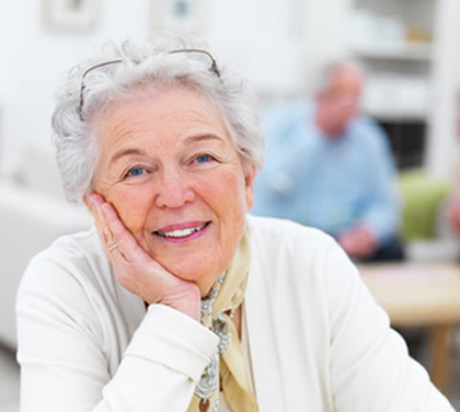 Personne âgée utilisant une aide à la mobilité pour compenser les troubles de l’équilibre liés à l’hydrocéphalie à pression normale.