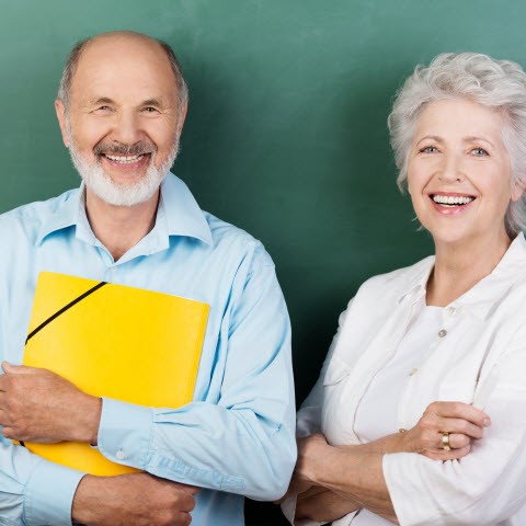 Un couple de retraités examine ses documents de pension et de sécurité de la vieillesse pour planifier ses options de soins de longue durée au Canada.